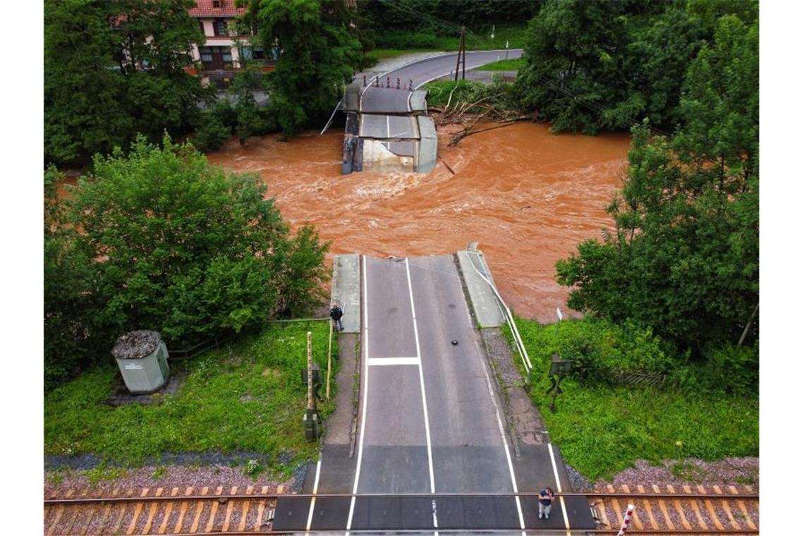 Bauwirtschaft hofft auf Aufträge bei Wiederaufbau In der Nähe der Ortschaft Speicher ist eine Brücke über die Kyll vom Hochwasser weggerissen worden. Foto: Sebastian Schmitt/dpa/Archivbild