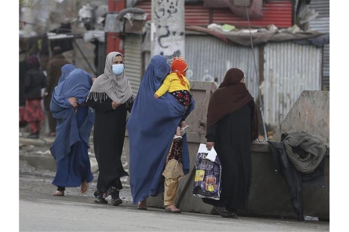 In der Nähe des Anschlagsortes: Frauen mit Kindern suchen das Weite. Foto: Rahmat Gul/AP/dpa