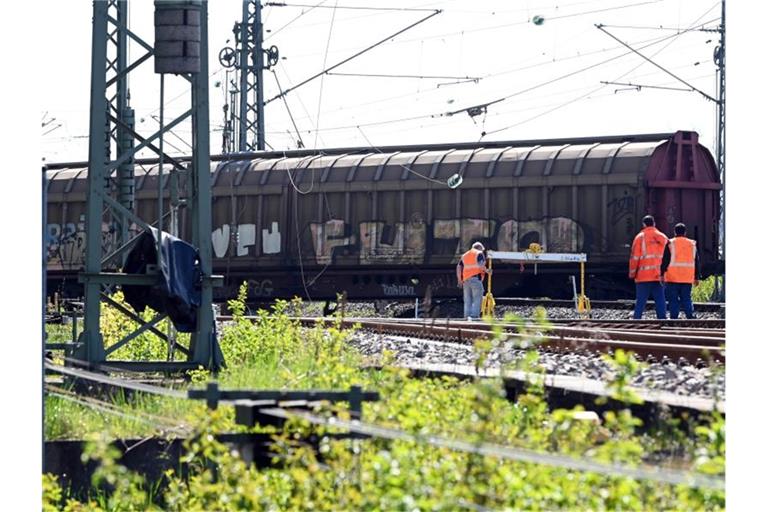 In der Nähe des Bahnhof Wörth steht ein Güterzug, bei dem zwei Waggons entgleist sind. Foto: Uli Deck/dpa