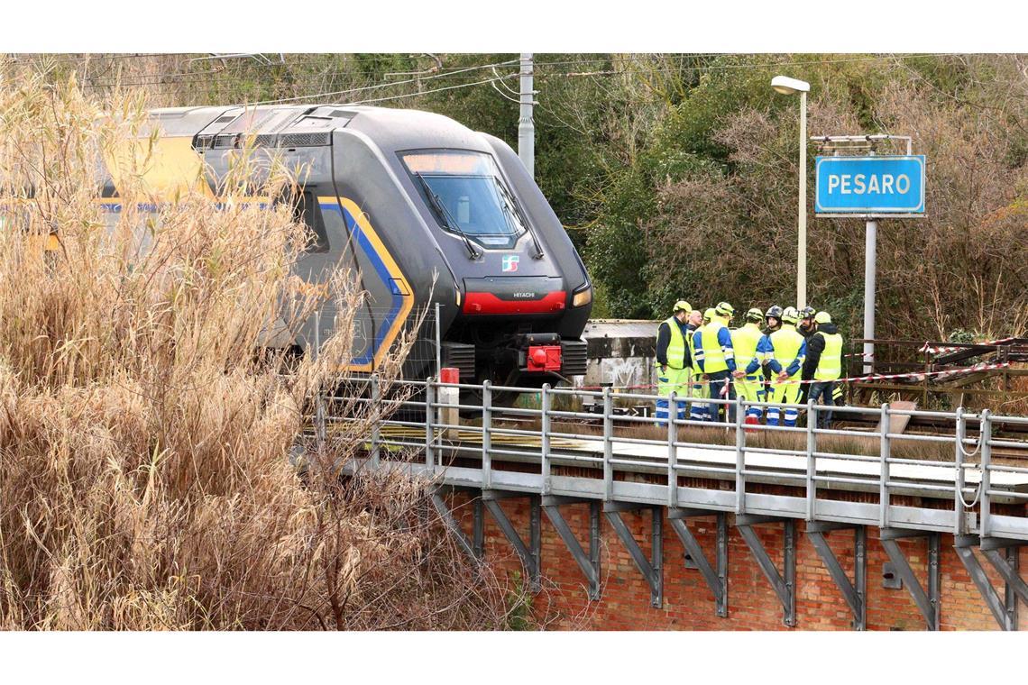 In der Nähe des Bahnhofs von Pesaro geriet eine Stromkabine in Brand.