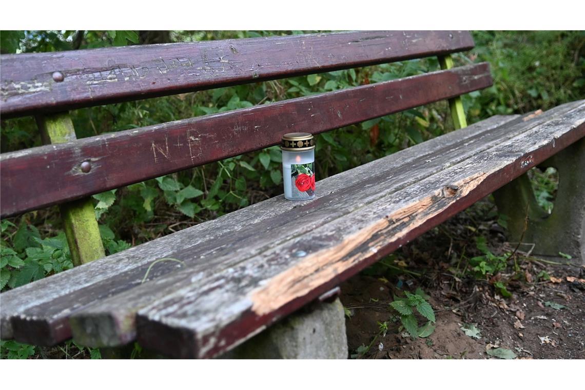 Frau und Kleinkind tot gefunden - Jugendlicher stellt sich In der Nähe des Fundortes hat jemand eine Grabkerze aufgestellt.