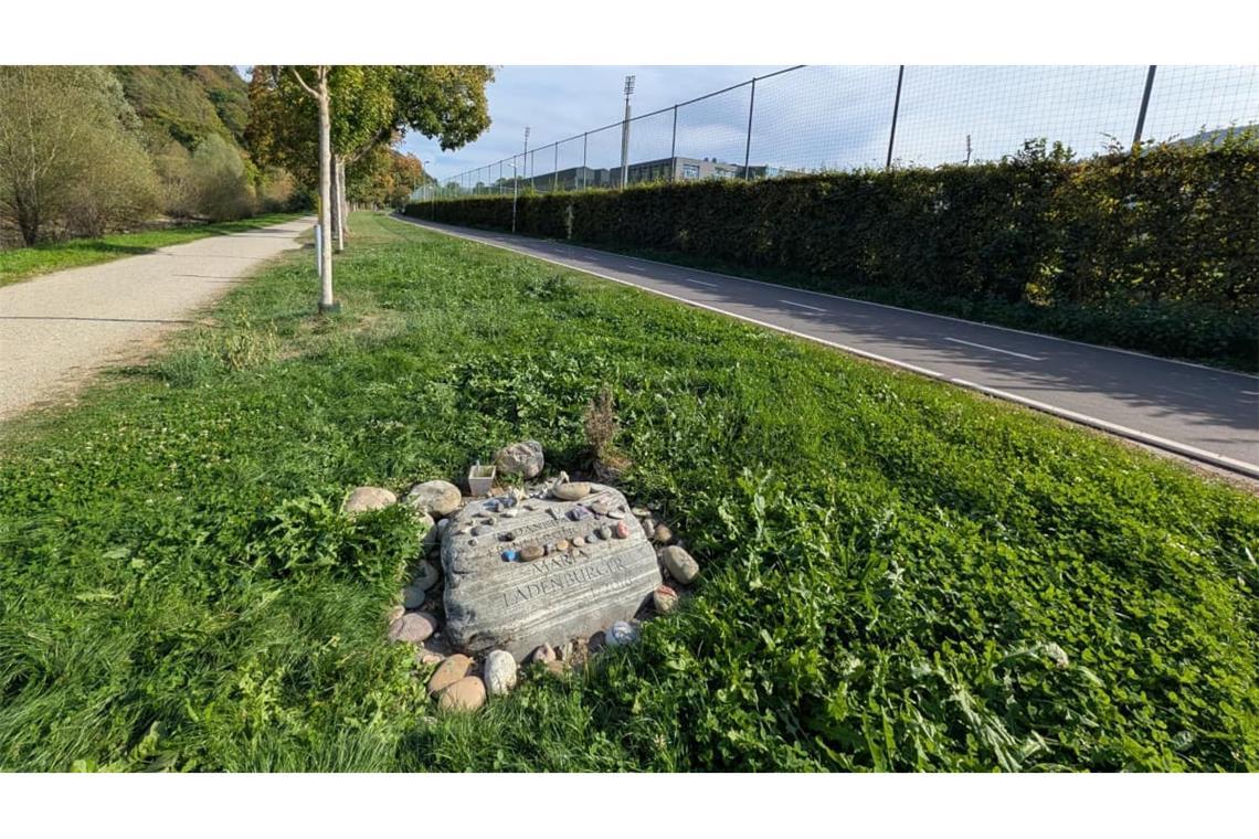 In der Nähe des Tatortes befindet sich noch heute ein Gedenkstein, der an den brutalen Mord erinnert. 