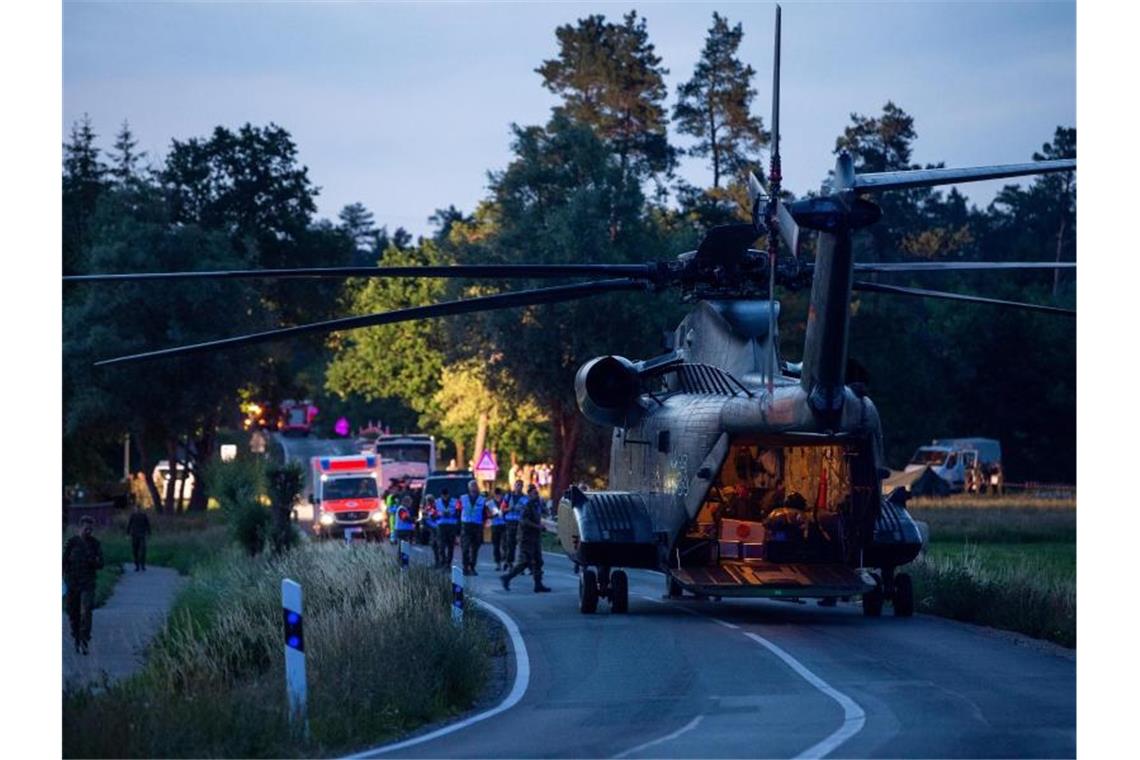 In der Nähe einer der Absturzstellen steht ein Sikorsky CH-53 Transporthubschrauber vom Luftfahrtamt der Bundeswehr. Foto: Christophe Gateau
