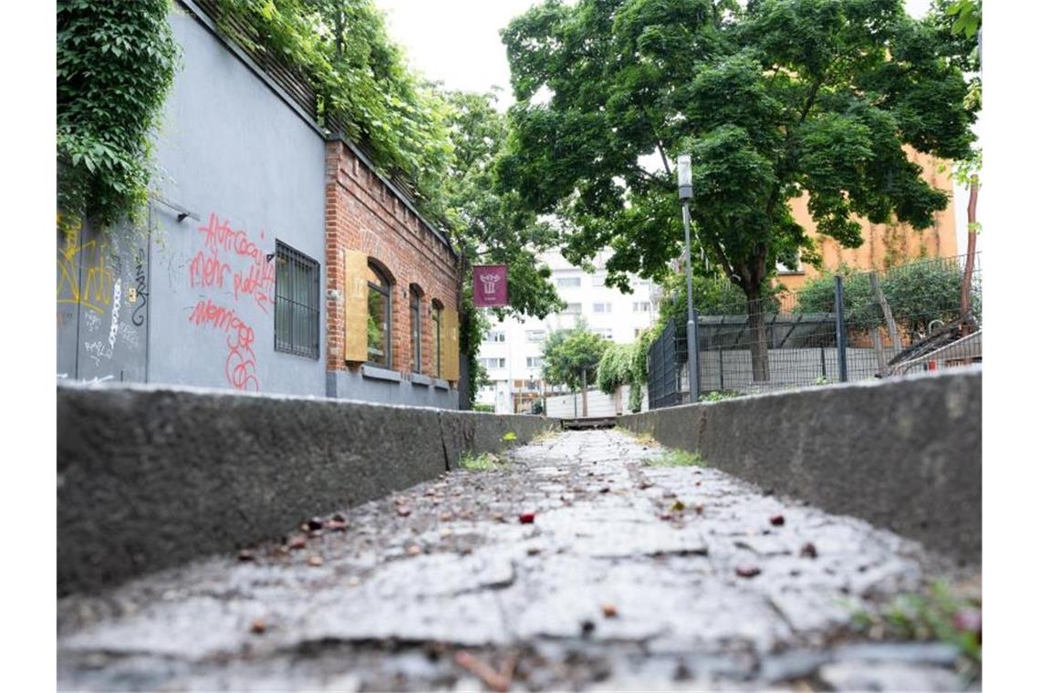 In der Nesenbachstraße in der Stuttgarter Innenstadt liegt ein unbewässertes Stück Mini-Kanal. Foto: Bernd Weißbrod/dpa