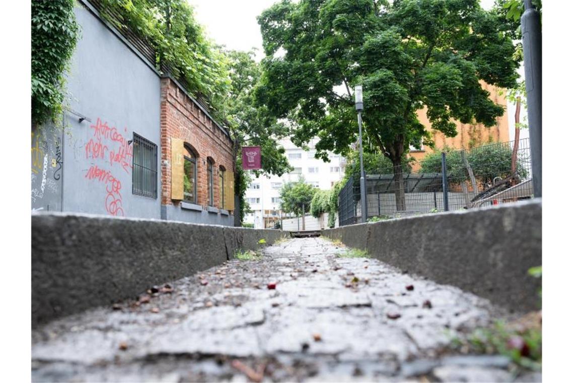 Junge Oper würdigt den „Nesenbach“ mit Chorstück In der Nesenbachstraße liegt ein unbewässertes Stück Mini-Kanal. Foto: Bernd Weißbrod/dpa