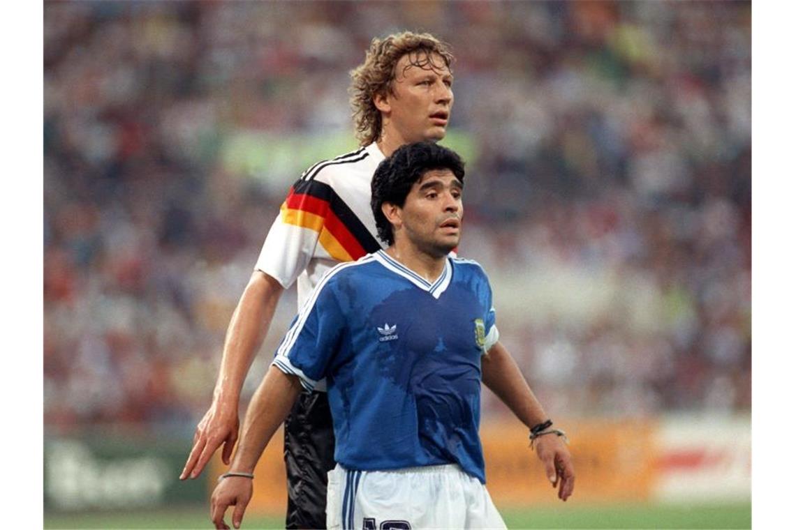 Argentinien und die Fußball-Welt trauern um Diego Maradona In der Neuauflage des Endspiels von 1986 musste sich Maradona 1990 in Rom dem DFB-Team mit Gegenspieler Guido Buchwald geschlagen geben. Foto: picture alliance / dpa