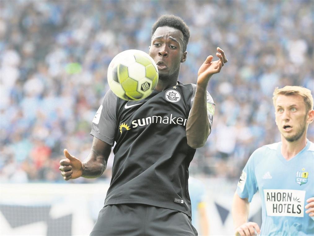 Mike Owusu verstärkt Großaspach in der Offensive In der neuen Saison nicht mehr für Rostock, sondern für Großaspach am Ball: Mike Owusu. Der 23-jährige Angreifer wechselt von der Ostseeküste in den Fautenhau. Foto: Imago