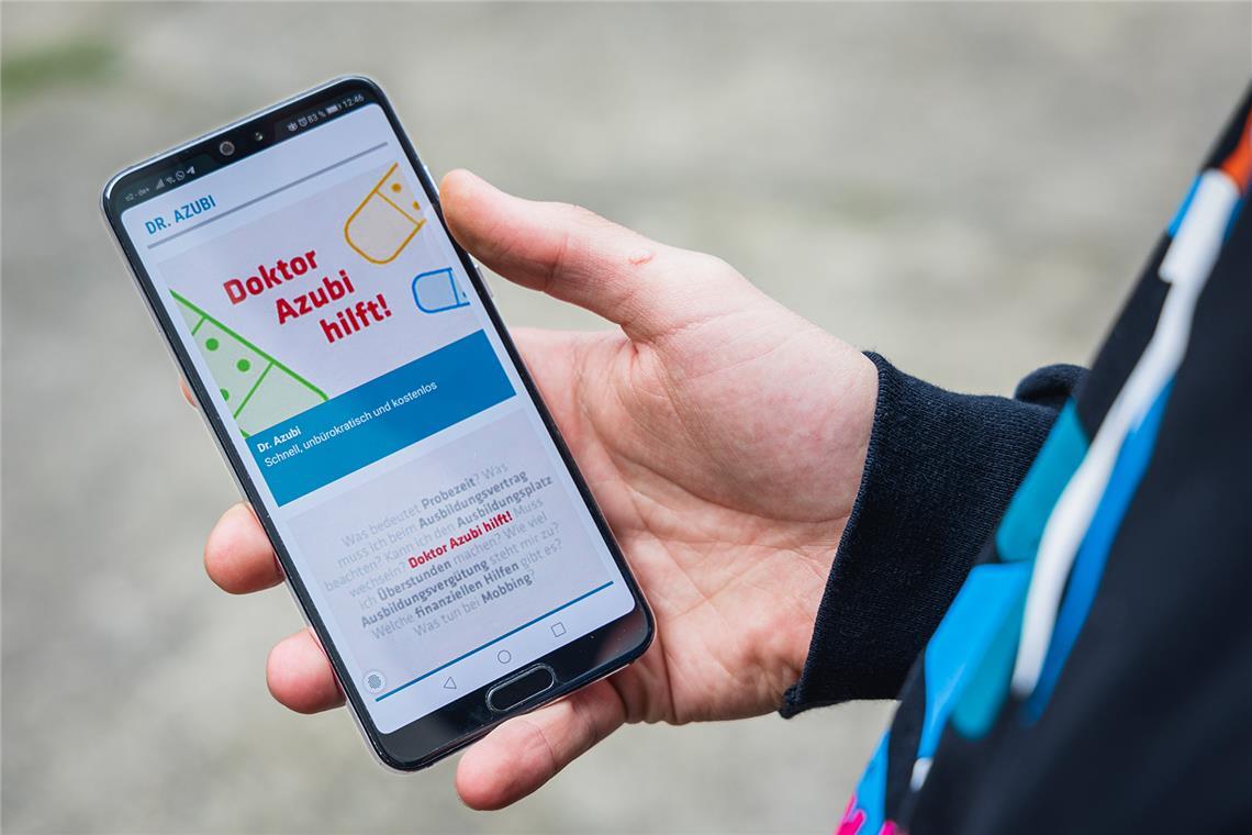 „Doktor Azubi“ gibt per Handy Tipps für Berufsstarter In der Online-Sprechstunde bekommen Berufsanfänger eine individuelle Beratung zur Ausbildung. Symbolfoto: NGG/Nils Hillebrand