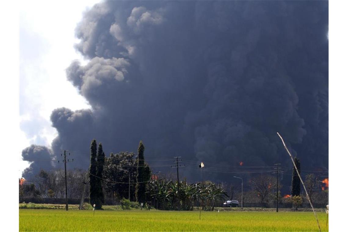 Großbrand in indonesischer Raffinerie - Viele Verletzte In der Pertamina Balongan Raffinerie ist es nach einer Explosion zu einem Großbrand gekommen. Foto: Uncredited/AP/dpa