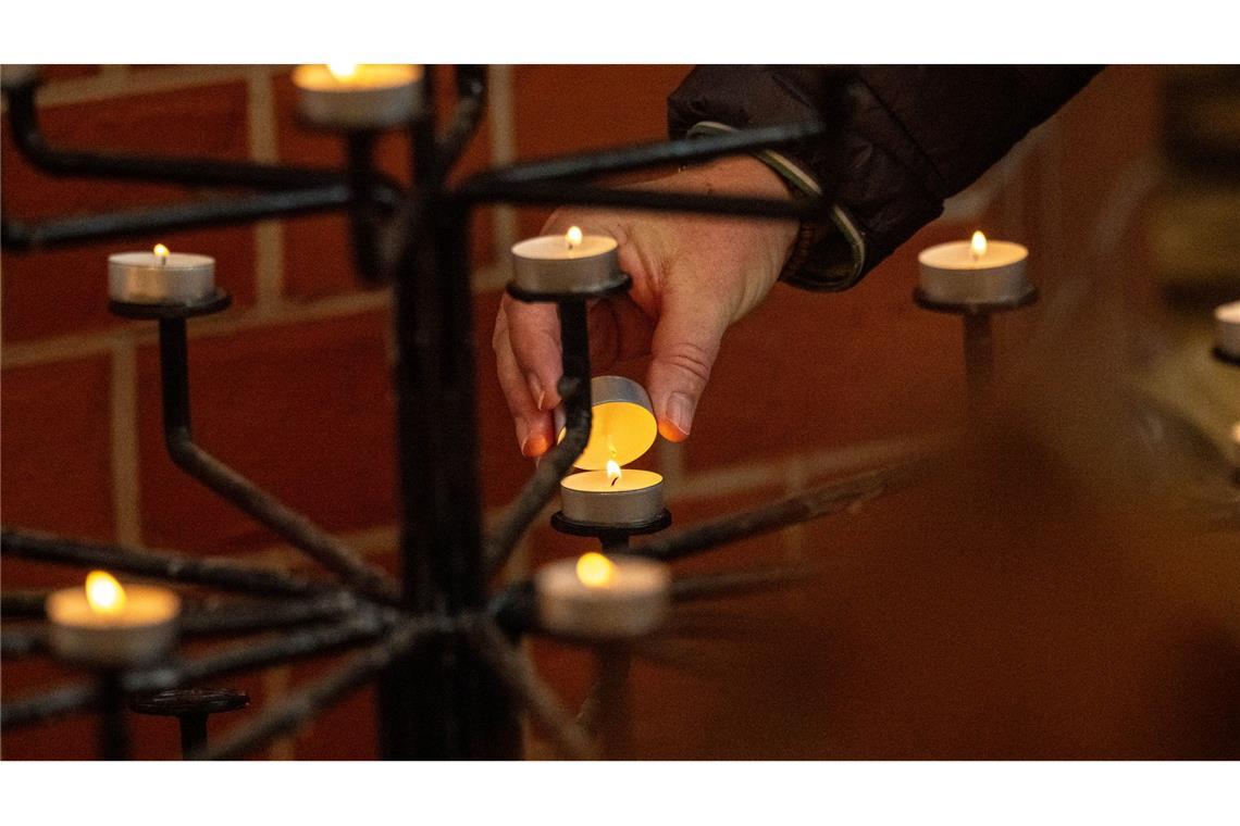 Kein Verdächtiger im Fall Fabian: Druck auf Ermittler wächst In der Pfarrkirche St. Marien in Güstrow trauern die Menschen.