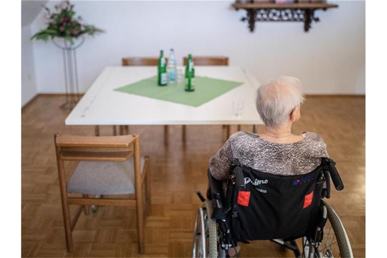 In der Pflege gibt es seit Jahren einen erheblichen Notstand an Pflegekräften. Foto: Marcel Kusch/dpa