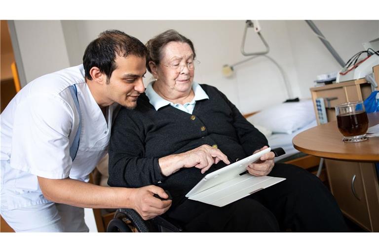 In der Pflege sind in Deutschland viele Fachkräfte aus dem Ausland angestellt. Bei der Integration in den Arbeitsalltag werden ihnen aber noch zu viele Hürden in den Weg gestellt.