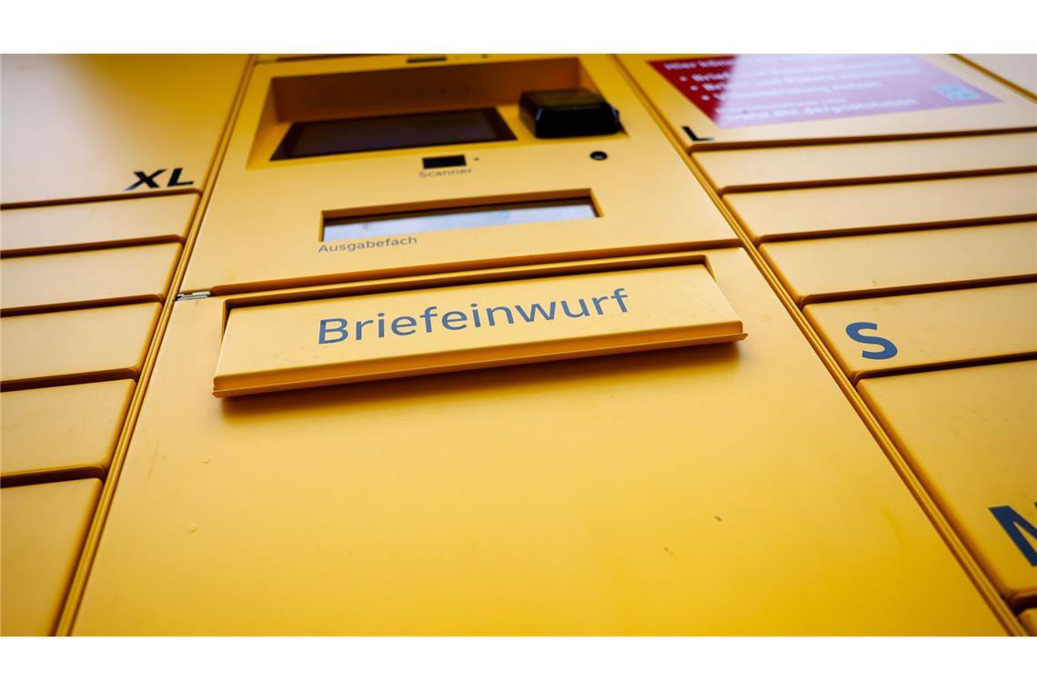 In der Poststation ist ein Briefkasten integriert und man kann Briefmarken kaufen.