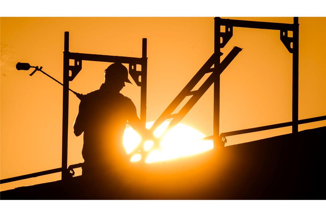Immer mehr Hitzestress: UN-Organisationen schlagen Alarm In der prallen Sonne besonders exponiert: Arbeiter auf dem Bau (Archivbild)