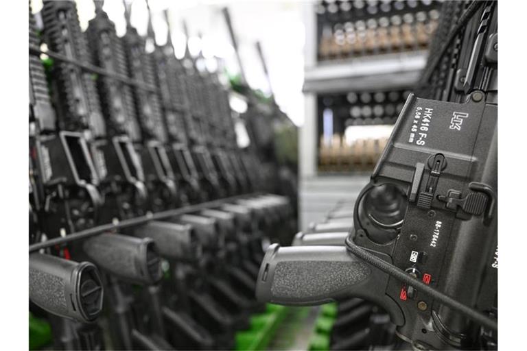 In der Produktionshalle von Heckler & Koch in Oberndorf stehen Sturmgewehre vom Typ HK416 aufgereiht. Foto: Bernd Weißbrod/dpa