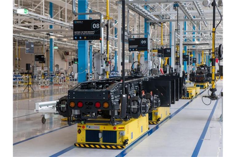 In der Produktionslinie beim Lastwagenhersteller Iveco-Nikola steht das Chassis eines batteriebetriebenen Lastwagens. Foto: Stefan Puchner/dpa
