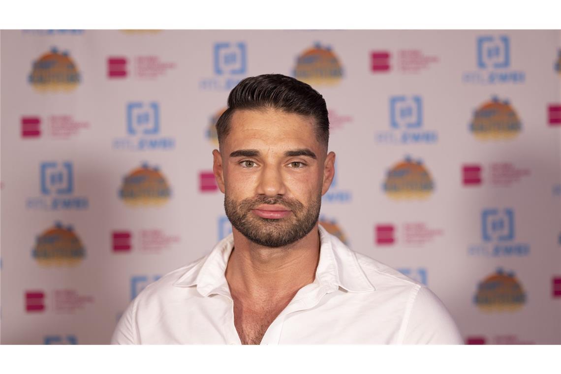 In der Reality-Sendung hat Kandidat Alex Petrović Frauen bespuckt.