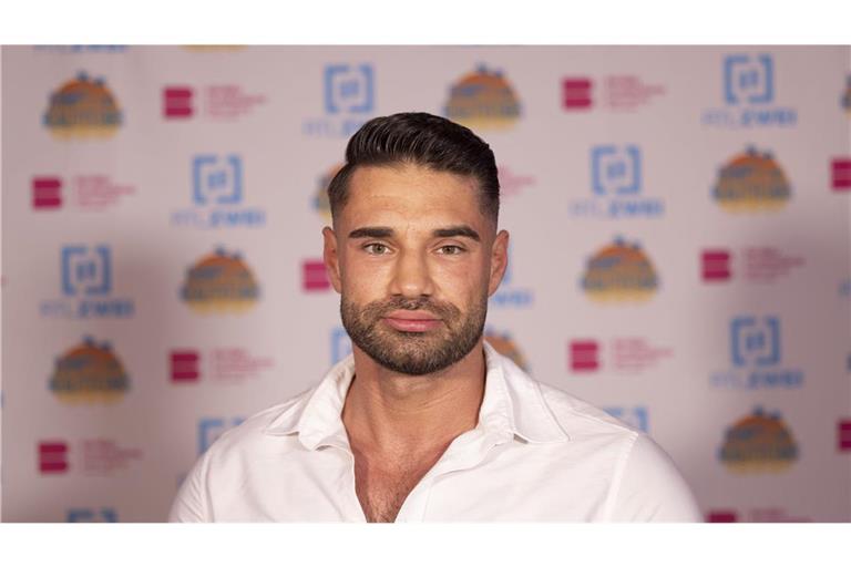 In der Reality-Sendung hat Kandidat Alex Petrović Frauen bespuckt.