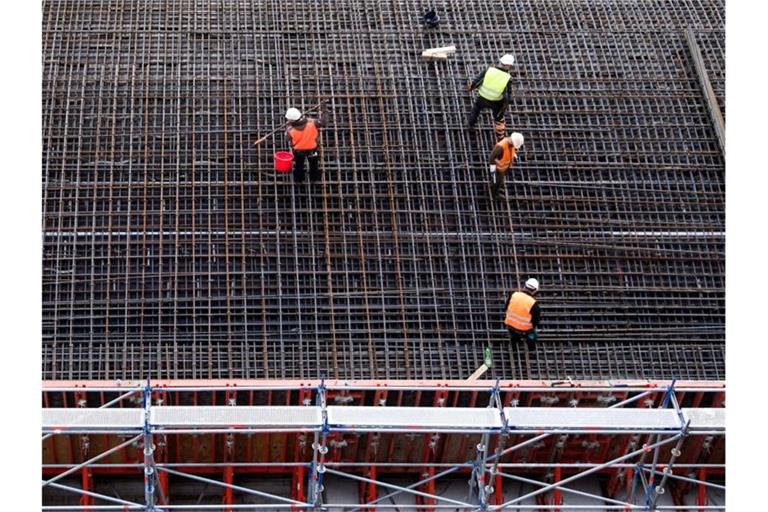 In der Regel werden mit dem Beginn der wärmeren Jahreszeit unter anderem auf dem Bau und in der Gastronomie wieder verstärkt Mitarbeiter eingestellt. Foto: Julian Stratenschulte