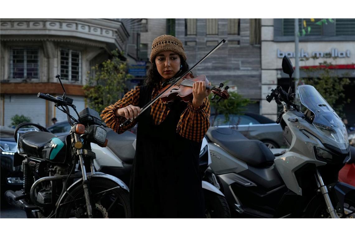 In der Region Teheran sind nach iranischen Angaben Menschen nach US-Angriffen verletzt worden. Für viele Menschen geht das Leben trotz des Kriegs weiter.