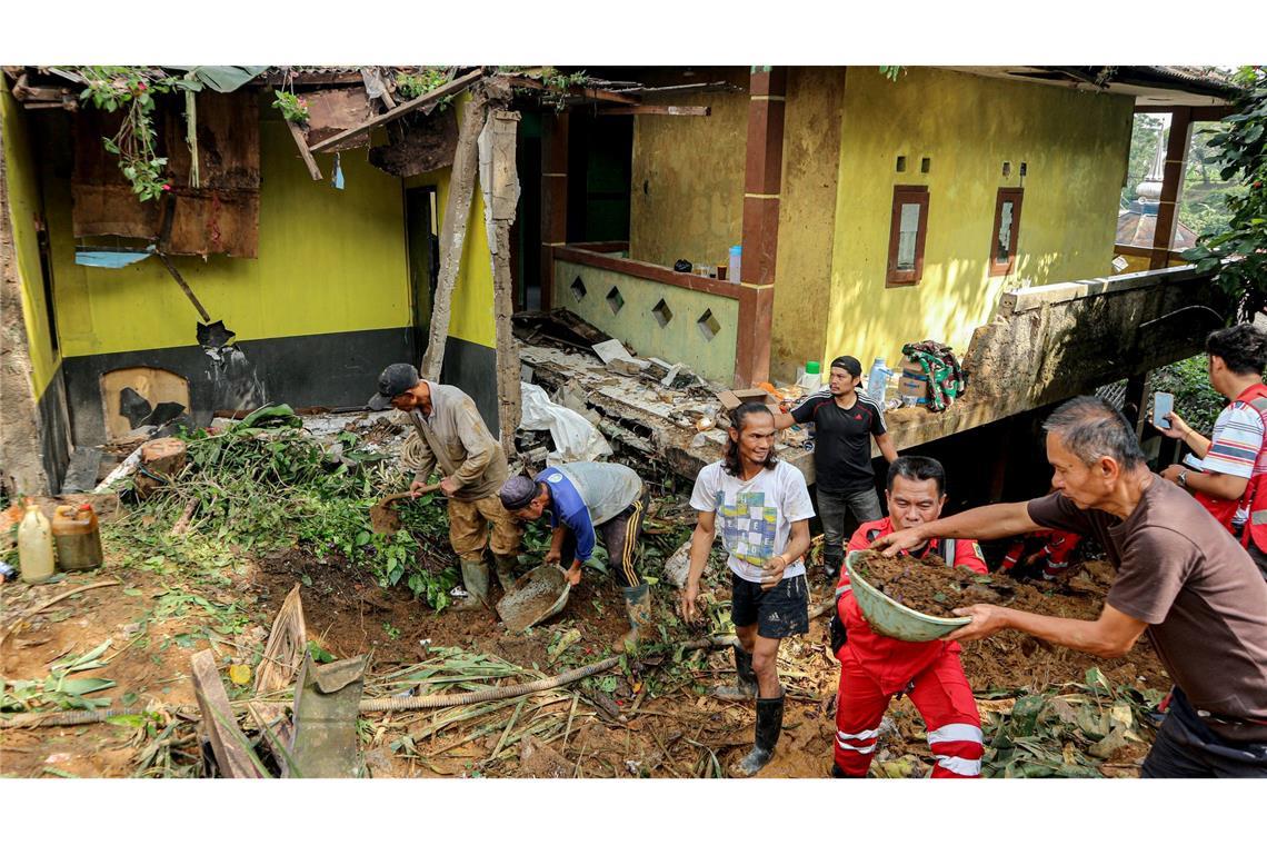 Tote bei Überschwemmungen und Erdrutschen auf Java In der Region West-Java wurden viele Häuser schwer beschädigt.