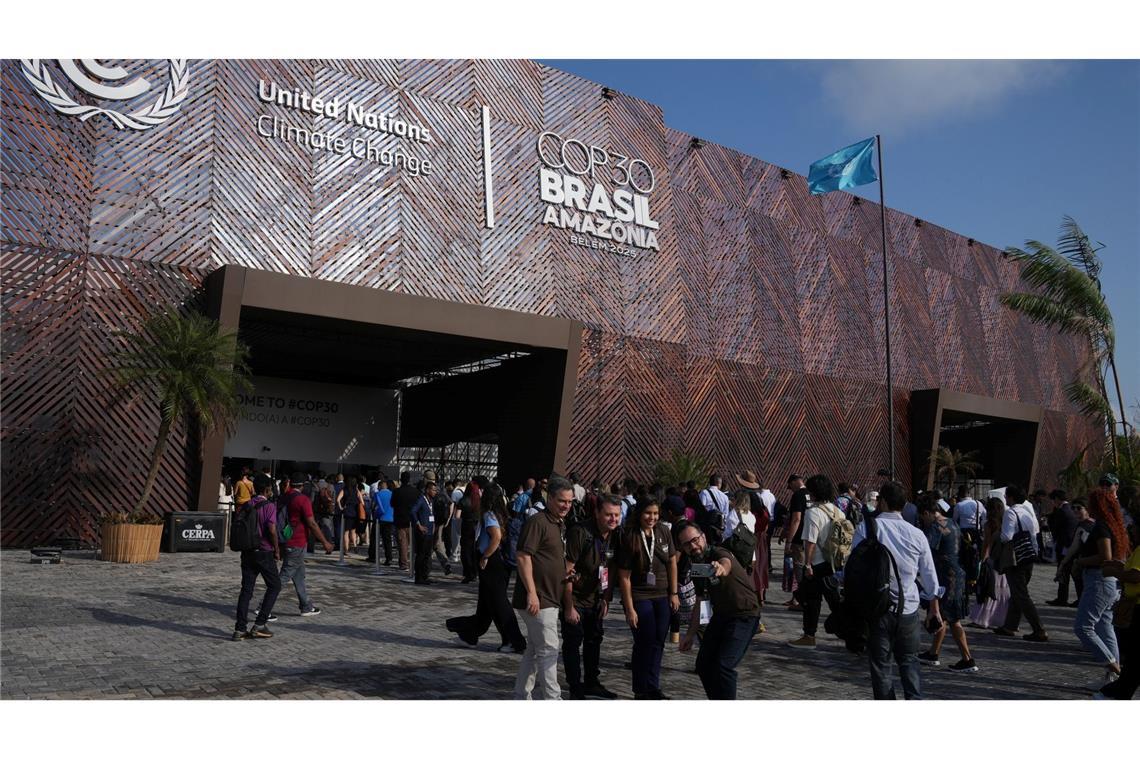 In der riesigen Zeltstadt in Belém versammeln sich jeden Tag Zehntausende Menschen.