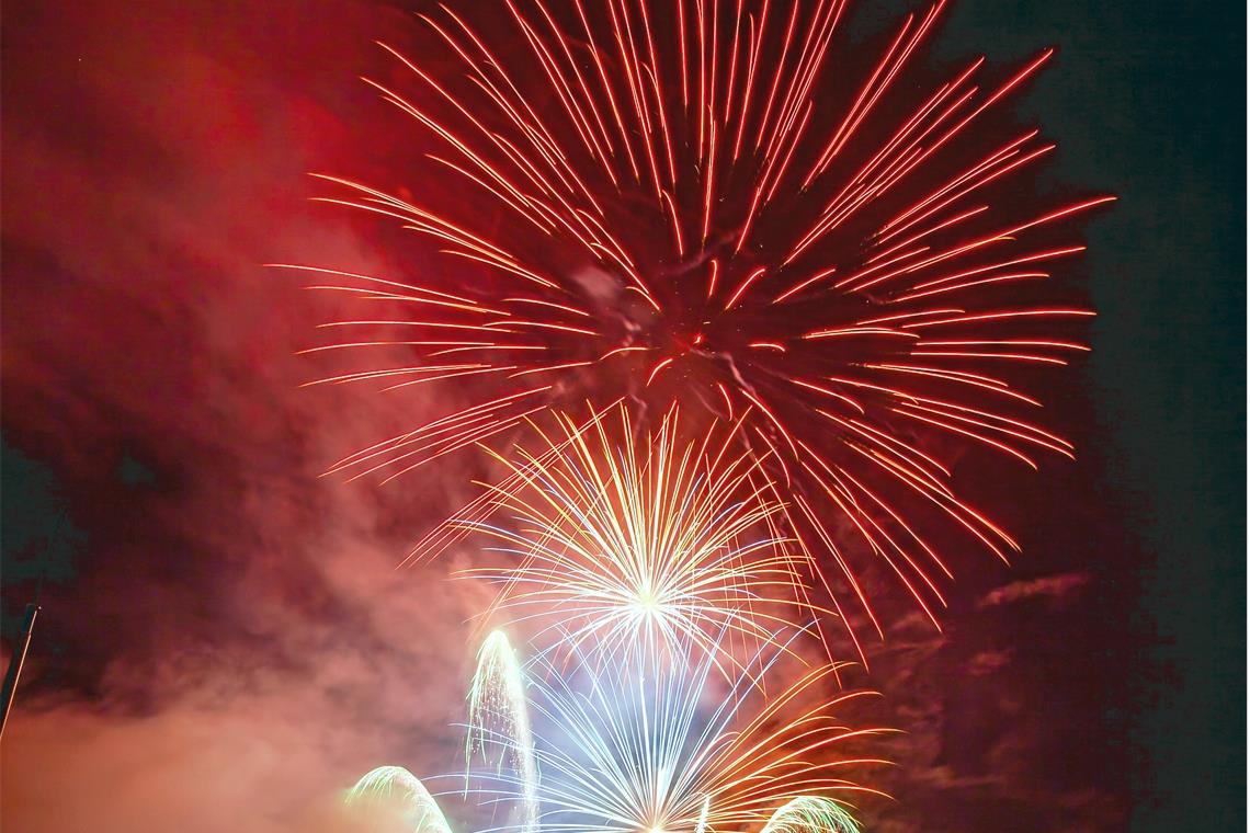 In der Samstagnacht erleuchtet ein Feuerwerk den Himmel über Fornsbach.