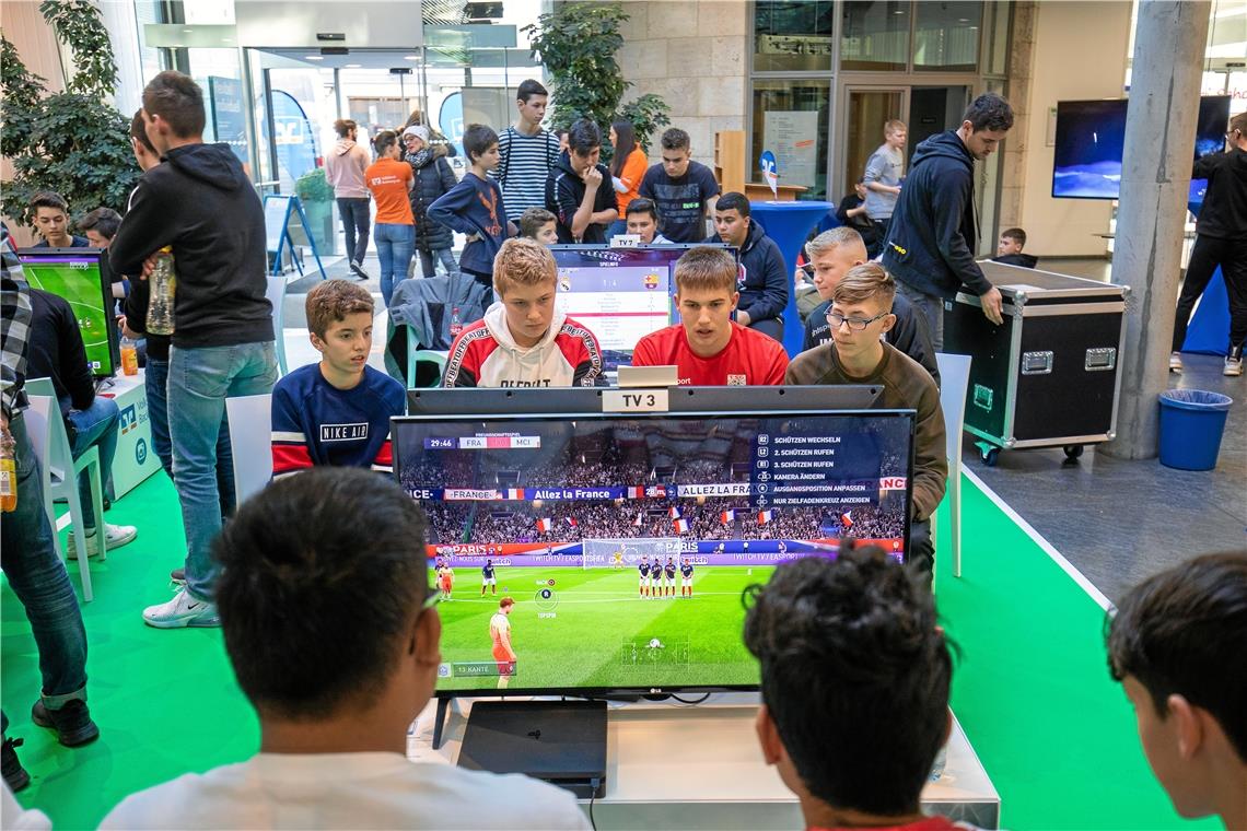 In der Schalterhalle der Backnanger Volksbank messen sich die eSportler im virtuellen Fußballspiel FIFA 20. Foto: A. Becher