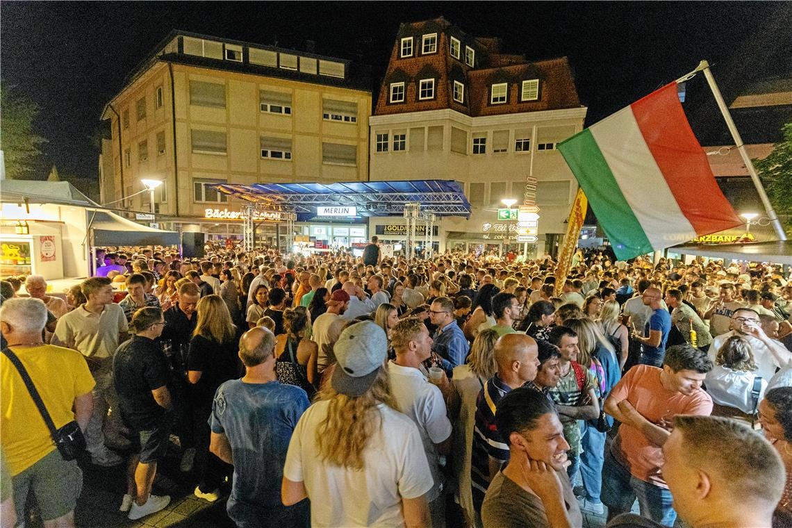 In der Schillerstraße drängen sich am Samstagabend die Massen.