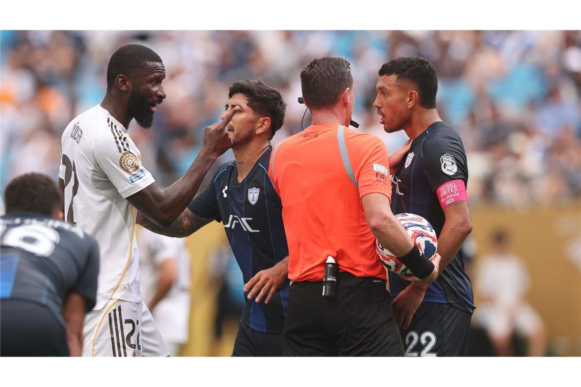Nach Rassismus-Vorwurf: FIFA ermittelt gegen Rüdiger-Gegner In der Schlussphase ging es zwischen Antonio Rüdiger (l) und Gustavo Cabral (r) hitzig zu.