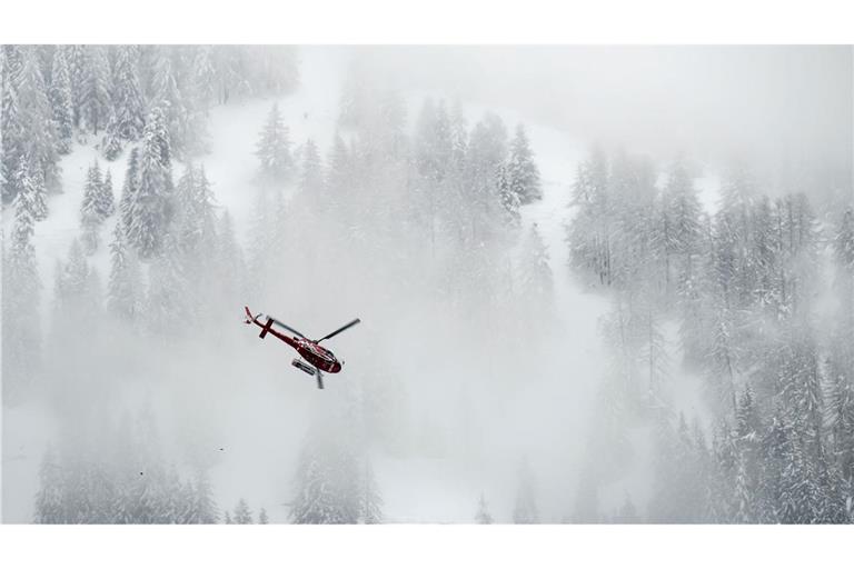 In der Schweiz sind die Leichen von fünf Skitourengängern entdeckt worden.