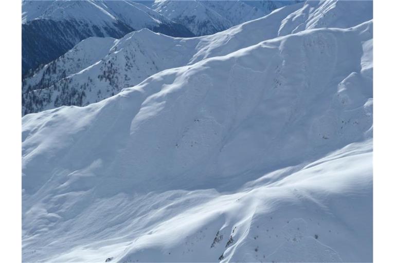 In der Schweiz und Österreich wurden am Wochenende drei Personen von Lawinen mitgerissen. Foto: Unbekannt/POLIZEI TIROL/APA/dpa/Archiv