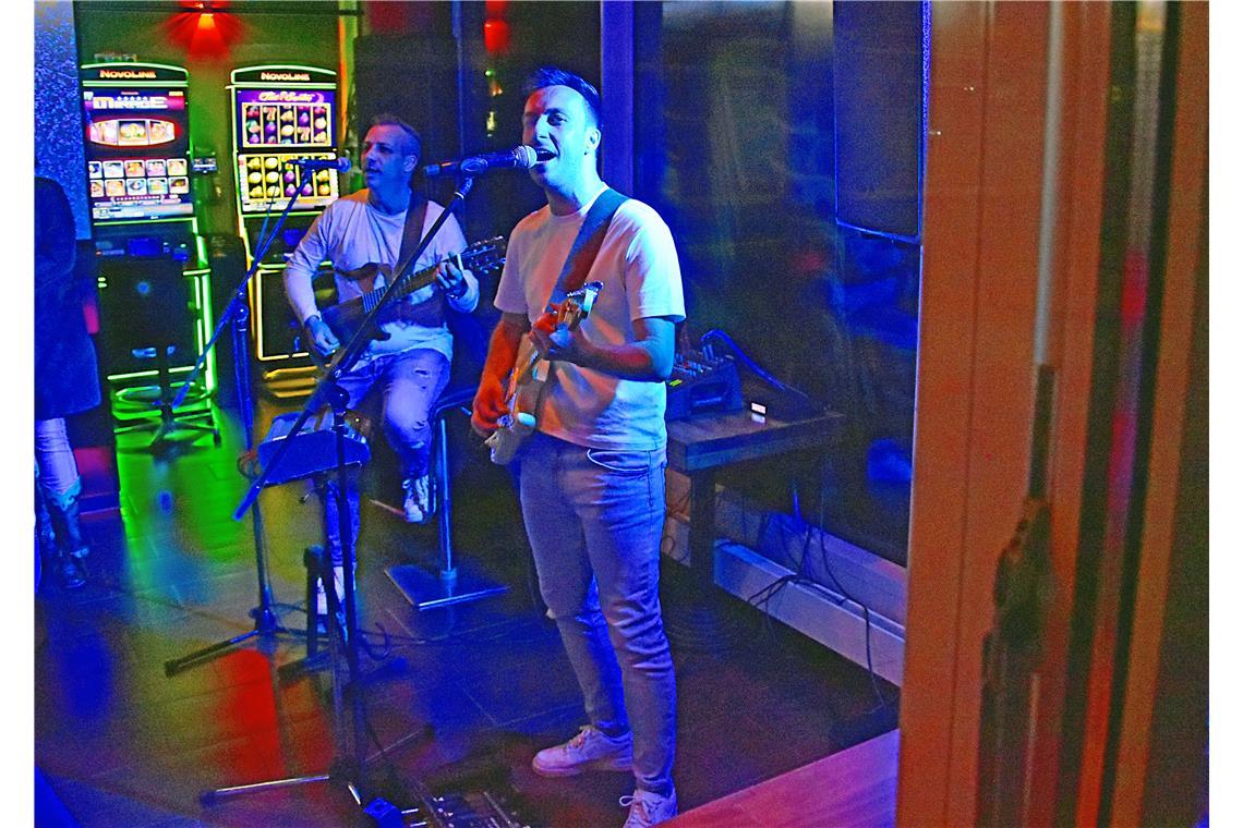 In der Segafredo Café Bar bieten Maurice & William mit ihrem authentischen Cover...