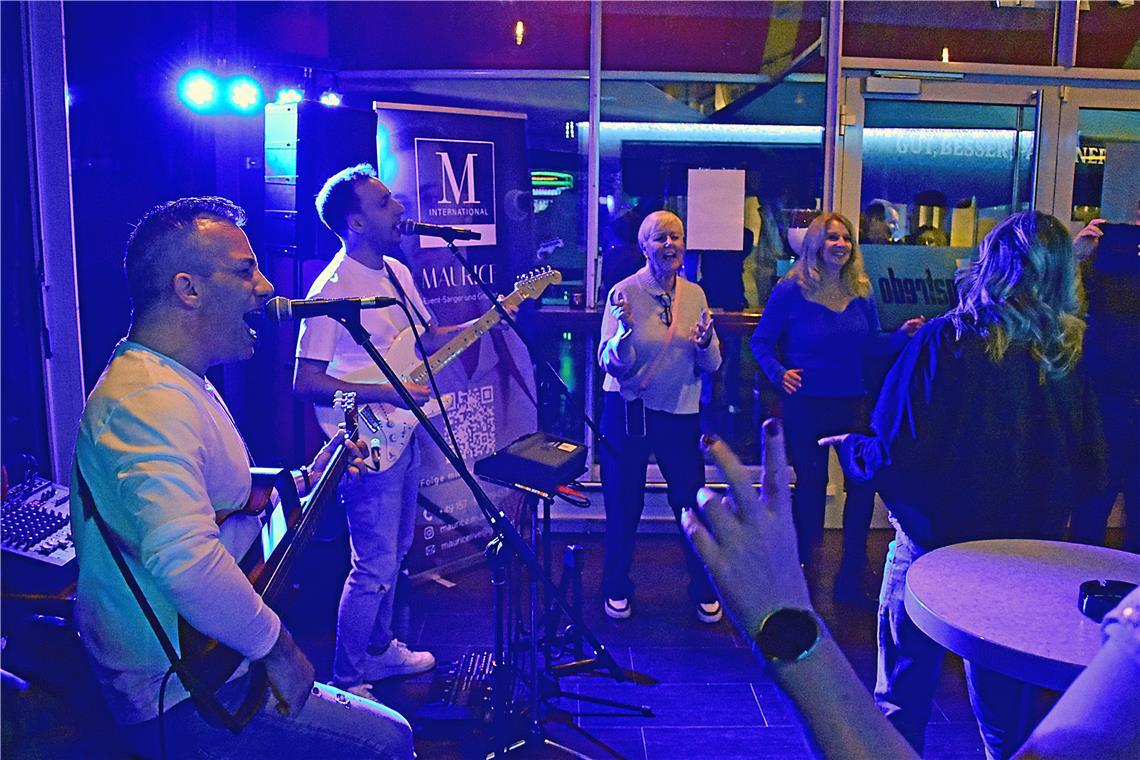 In der Segafredo Café Bar bieten Maurice & William mit ihrem authentischen Cover...