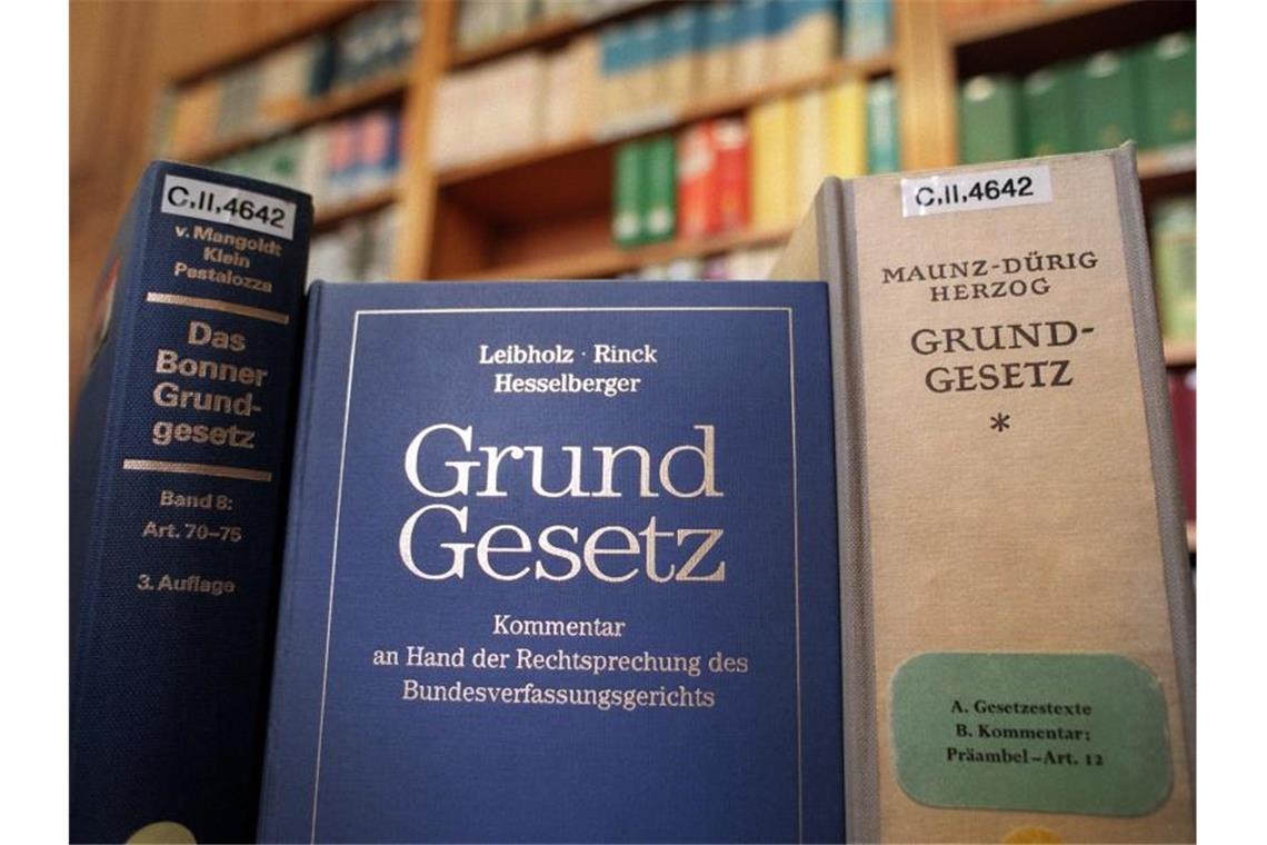 In der Senatsbibliothek Berlin stehen verschiedene Ausgaben des Gundgesetzes und Kommentare dazu im Lesesaal zur Verfügung. Foto: Jens Kalaene