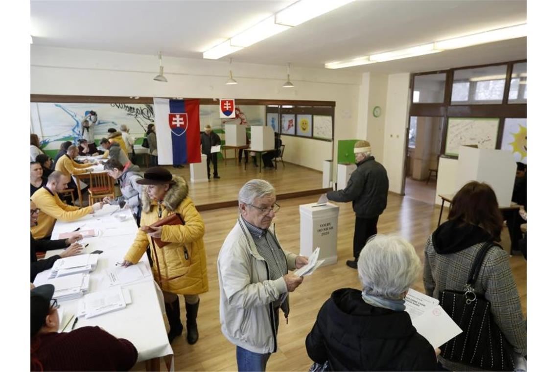 In der Slowakei hat die mit Spannung erwartete Parlamentswahl begonnen. Foto: Petr David Josek/AP/dpa