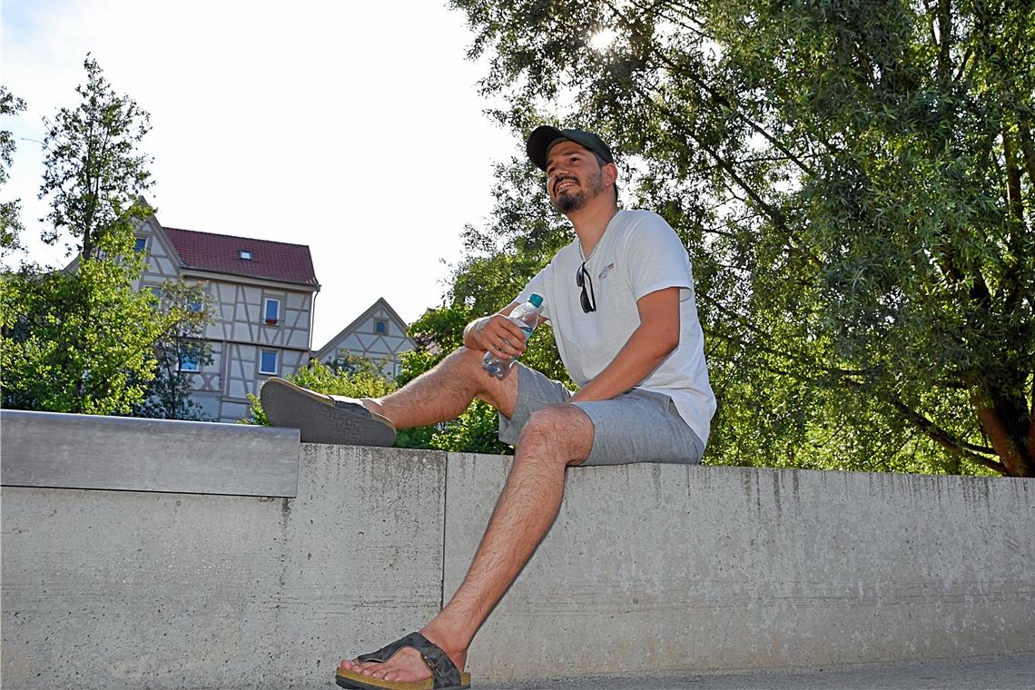 In der Sommerhitze geht Murat Haber am liebsten erst am späten Nachmittag nach draußen, wie zum Beispiel hier, im Schatten am Murrufer. Foto: Tobias Sellmaier