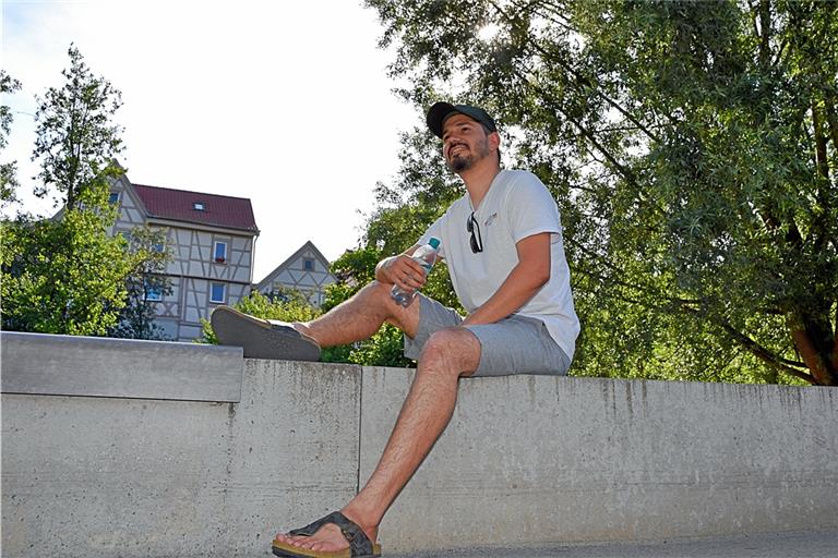 In der Sommerhitze geht Murat Haber am liebsten erst am späten Nachmittag nach draußen, wie zum Beispiel hier, im Schatten am Murrufer. Foto: Tobias Sellmaier