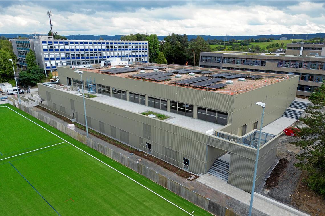 Neue Backnanger Sporthalle wird Murrtal-Arena heißen In der Sporthalle auf der Maubacher Höhe läuft der Testbetrieb. Anfang Dezember wird sie als Murrtal-Arena eingeweiht. Foto: Alexander Becher
