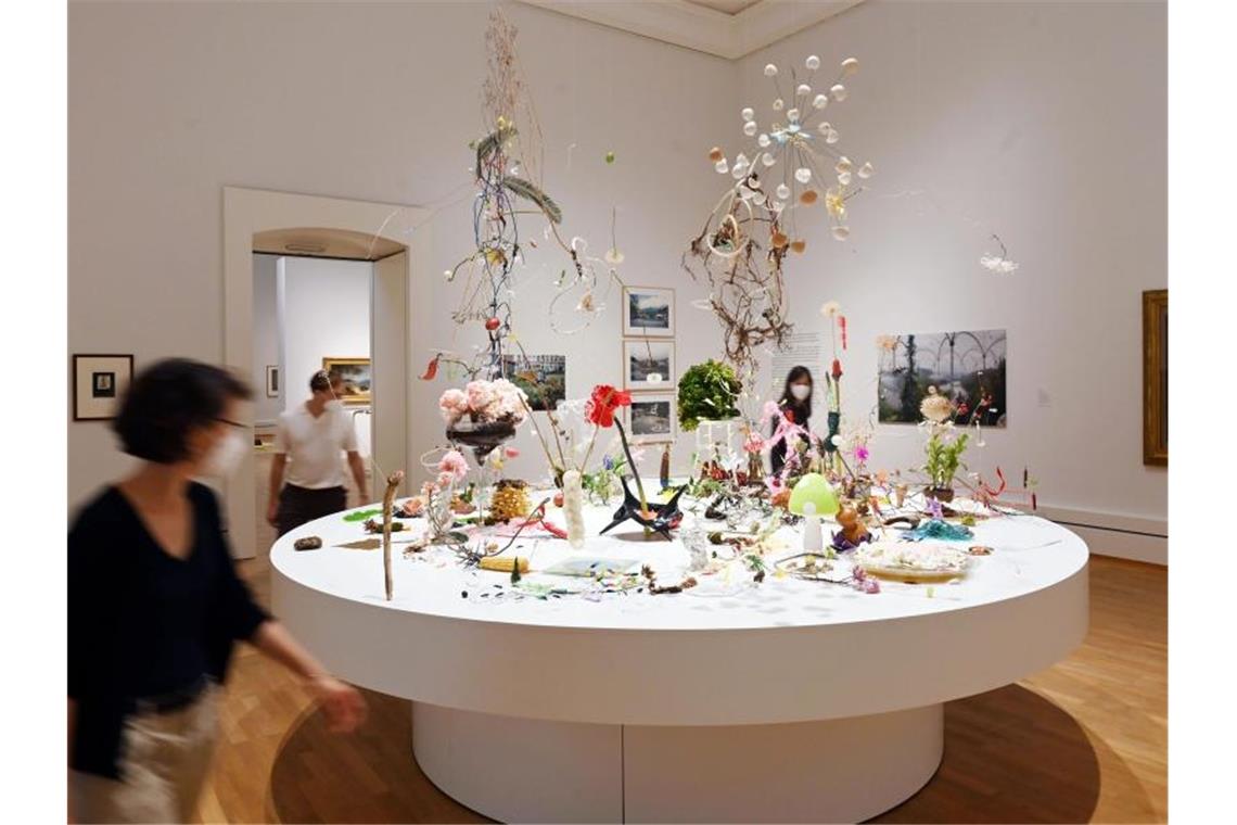 „Inventing Nature“: Ausstellung über schwierige Beziehung In der Staatlichen Kunsthalle Karlsruhe wird das Werk „Pflanzen dichten“ gezeigt. Foto: Uli Deck/dpa