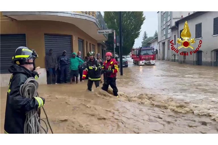 In der Stadt Cabiate nördlich von Mailand ist eine Straße überschwemmt