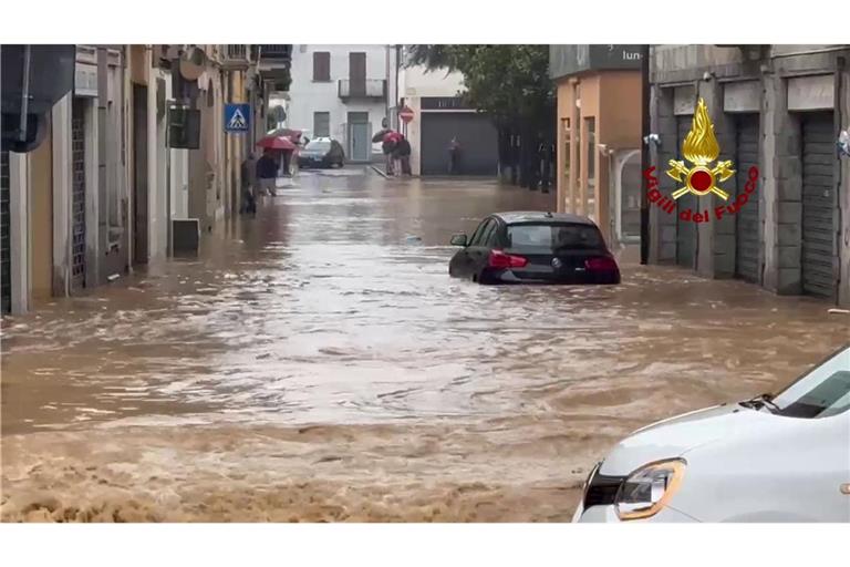 In der Stadt Cabiate zwischen Mailand und dem Comer See fließt das Wasser kniehoch durch die Straßen.