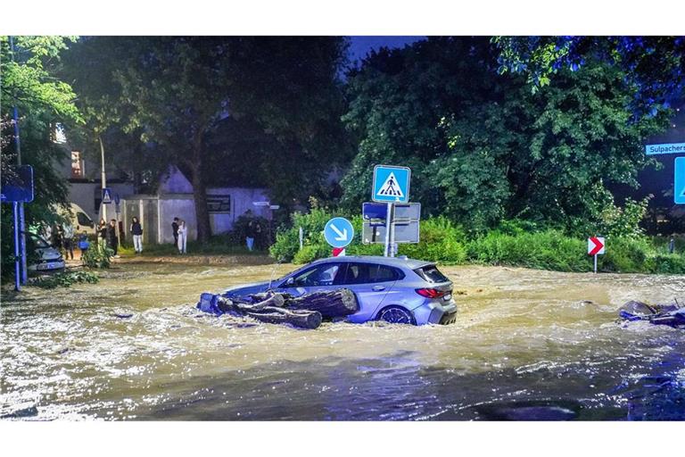 In der Stadt Ebersbach an der Fils (Kreis Göppingen) ist am Sonntagabend wegen des Hochwassers Vollalarm ausgerufen worden.