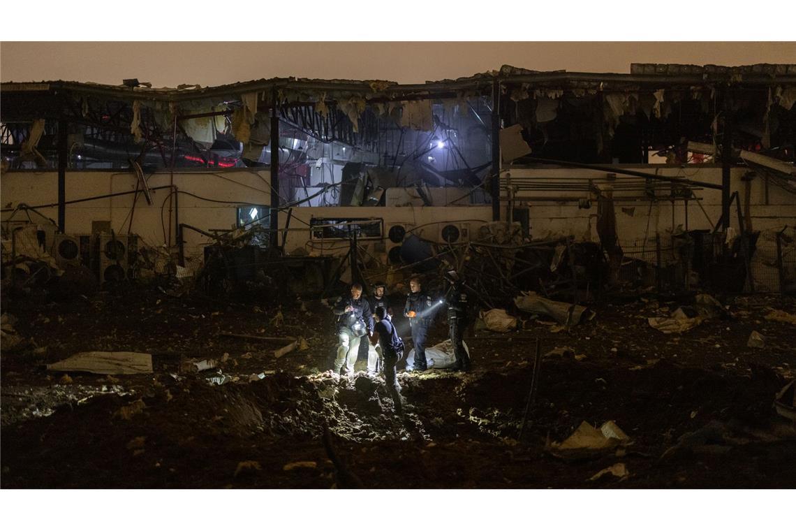 In der Stadt Petach Tikva bei Tel Aviv schlug ein Geschoss ein.