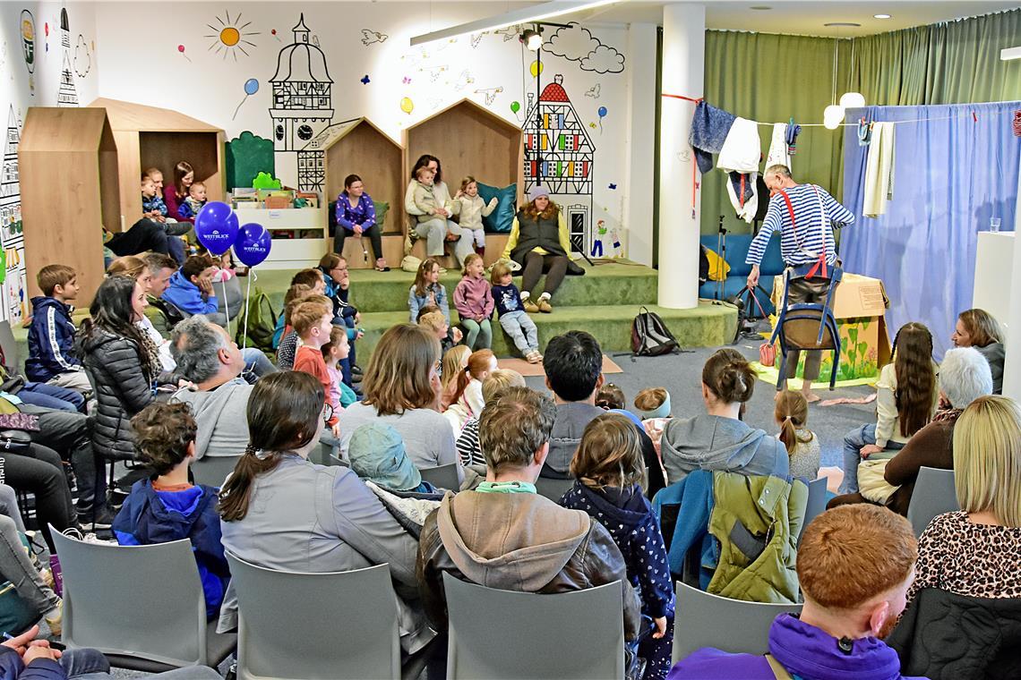 In der Stadtbücherei wird ein Kindertheater aufgeführt. Tulpenfrühling in Backna...