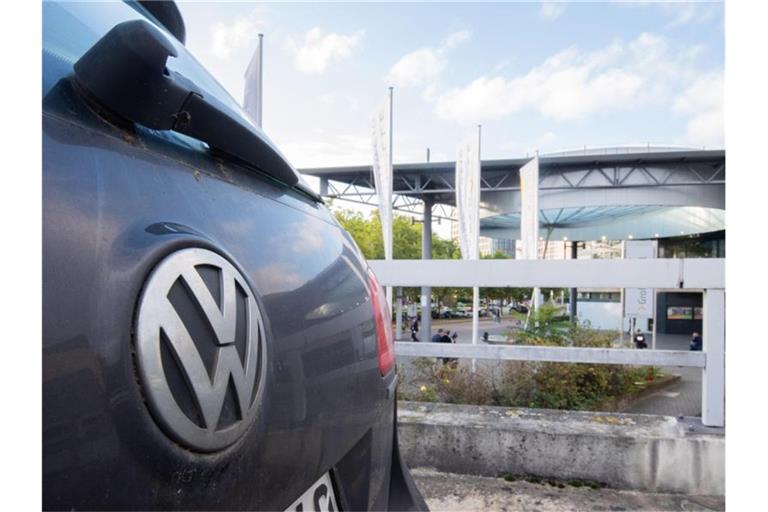 In der Stadthalle Braunschweig wird in einem Strafprozess im Landgericht Braunschweig gegen vier Angeklagte im VW-Abgasskandal verhandelt. Foto: Julian Stratenschulte/dpa