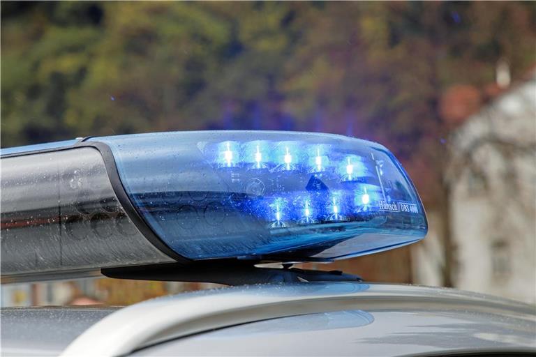 In der Straße Lindenplatz in Unterweissach beschleunigte der Fahrer auf seiner Flucht so stark, dass ein querender Fußgänger zur Seite springen musste, um nicht vom Pkw erfasst zu werden. Symbolbild: Jörg Fiedler