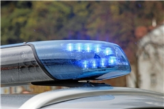 In der Straße Lindenplatz in Unterweissach beschleunigte der Fahrer auf seiner Flucht so stark, dass ein querender Fußgänger zur Seite springen musste, um nicht vom Pkw erfasst zu werden. Symbolbild: Jörg Fiedler