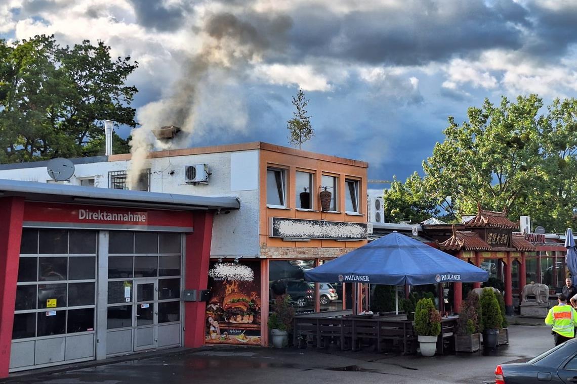 Brand in Backnanger Dönerladen In der Stuttgarter Straße kommt Rauch aus einem Gebäude. Foto: privat
