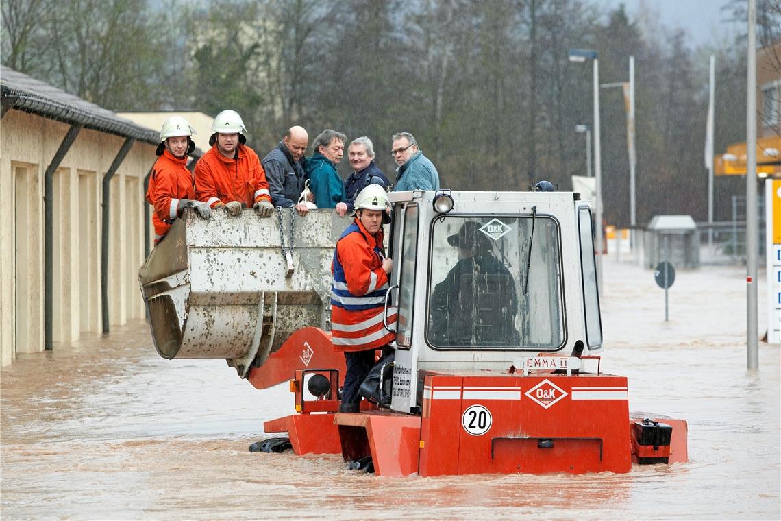 In kürzester Zeit stand die halbe Stadt unter Wasser In der Talstraße in Oppenweiler mussten Bewohner evakuiert werden. Foto: J. Fiedler